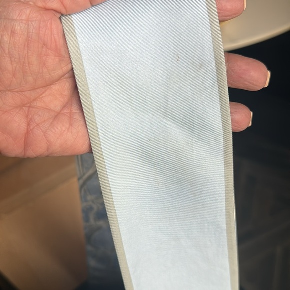 AUTHENTIC Louis Vuitton Bandeau Twilly silk scarf- Trunks BL. Ciel. Item M70456 - Picture 8 of 16